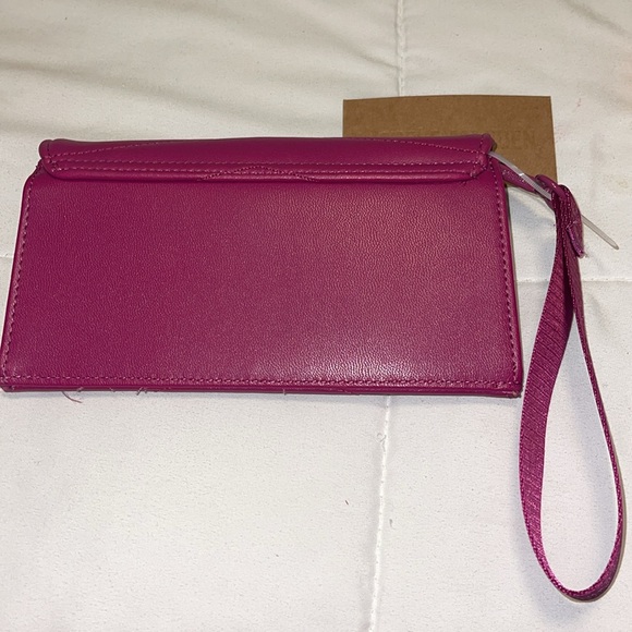 NWT- STEVE MADDEN Dark fuchsia card wallet/ Wristlet - Picture 3 of 4